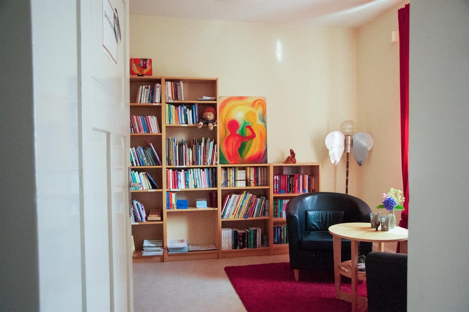 Der Beratungsraum im Lebenshaus mit Sessel und Bücherregal